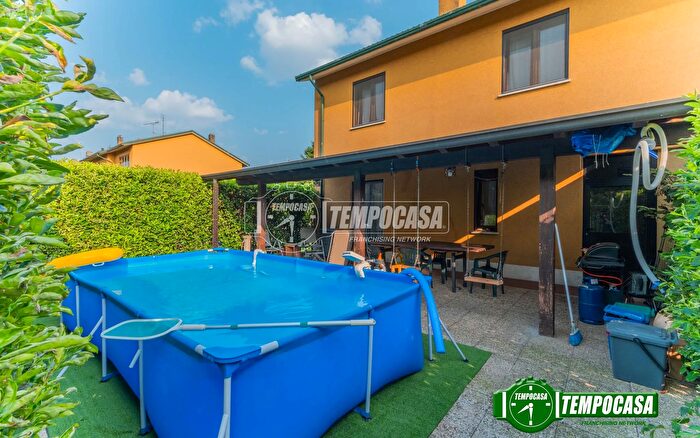 Appartamento quadrilocale in vendita in Via P d Francesca, Inveruno