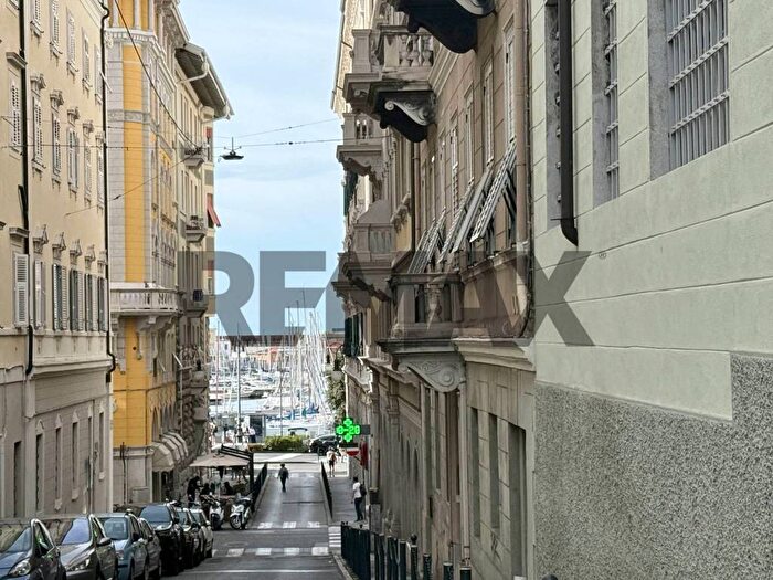 Appartamento quadrilocale in affitto in via dell'università, Città Vecchia, Trieste