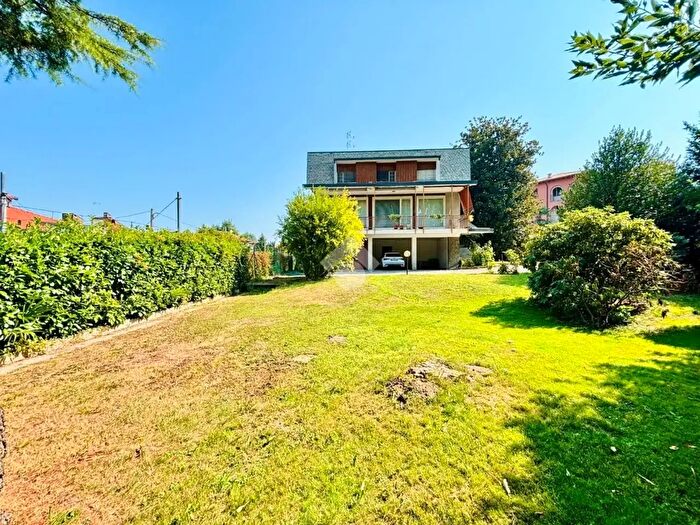 Casa con 7 locali in vendita in Via Trieste, Fino Mornasco