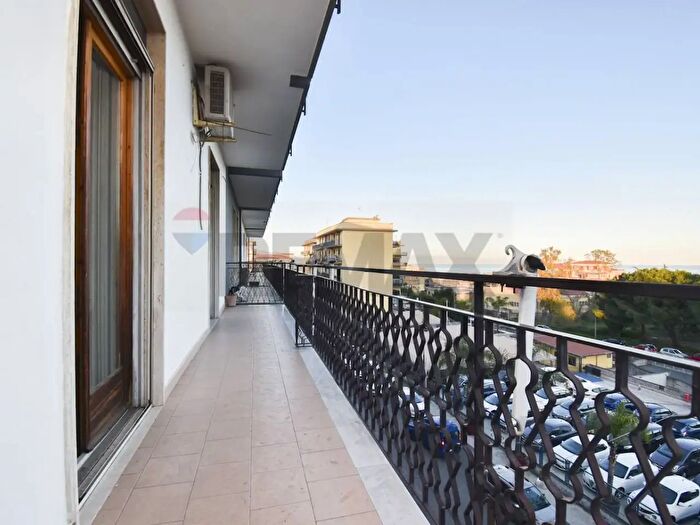 Appartamento con 6 locali in vendita in Corso Lombardia, Giarre