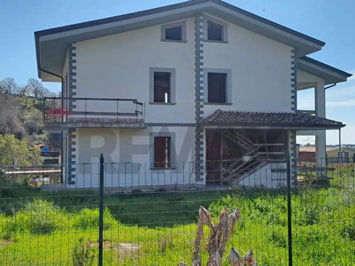 Casa con 10 locali in vendita in Minturno