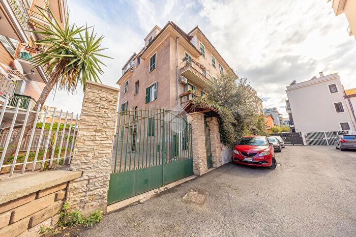 Appartamento trilocale in vendita in Via dellAlloro, Roma