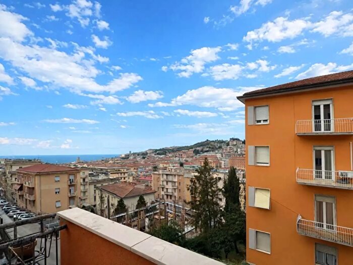 Appartamento trilocale in vendita in Via Isonzo, Ancona