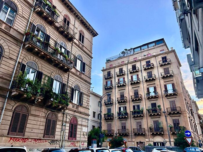 Appartamento con 6 locali in affitto in Via Principe di Villafranca, Politeama Ruggiero Settimo, Palermo