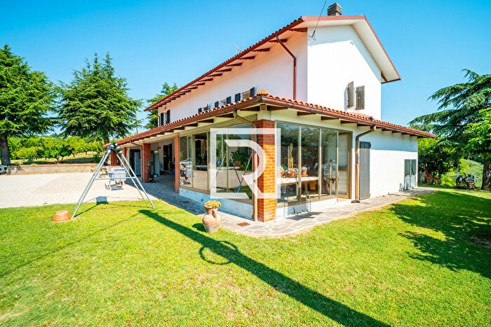 Casa con 8 locali in vendita in Via Musano, Roncofreddo