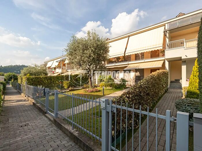 Appartamento con 5 locali in vendita in Via S S Redentore, Bagnatica