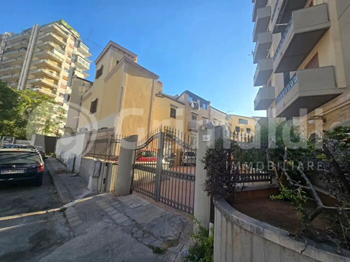Appartamento bilocale in affitto in Via Montepellegrino, Palermo