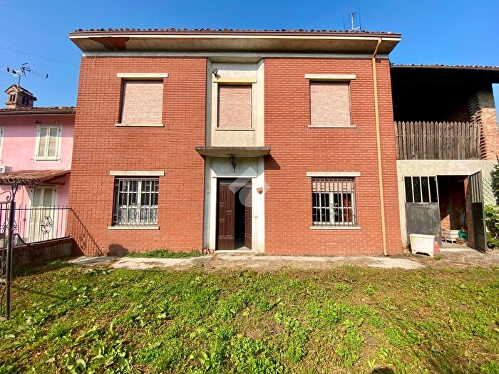 Casa con 5 locali in vendita in Via dello Statuto, Guazzora