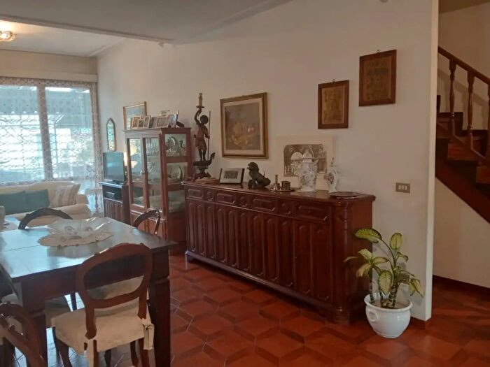 Appartamento con 5 locali in vendita in Camaiore