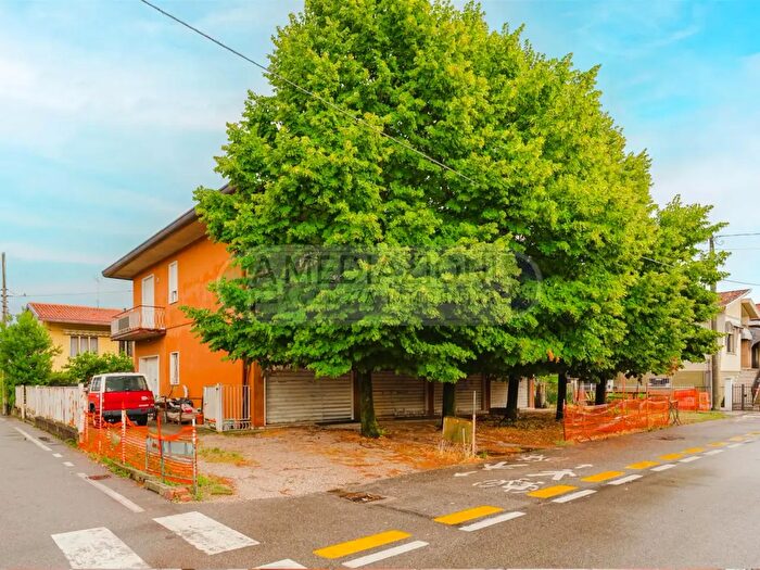 Casa con 10 locali in vendita in Via Labriola, Mira