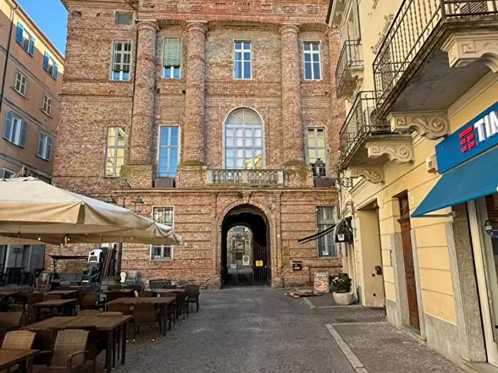 Appartamento trilocale in vendita in Piazza Santo Stefano, Casale Monferrato