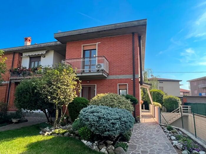 Casa quadrilocale in vendita in Via Magellano, Stezzano