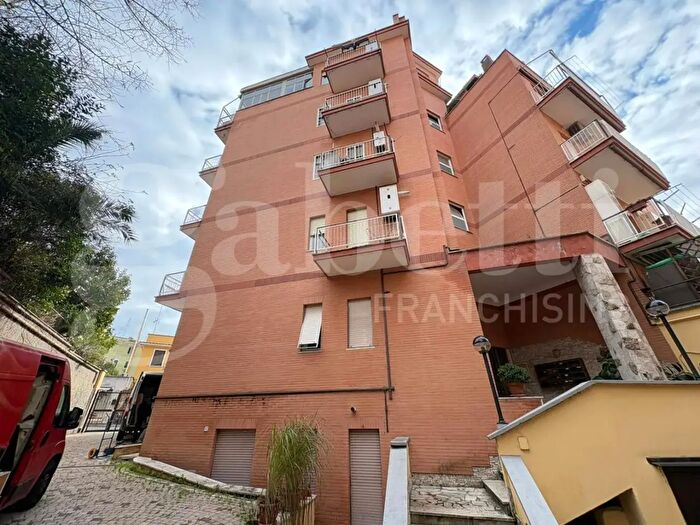 Appartamento trilocale in vendita in Via della Pisana, Roma