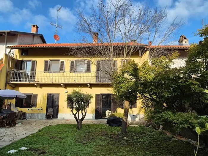 Casa con 10 locali in vendita in Via Garibaldi, Lauriano