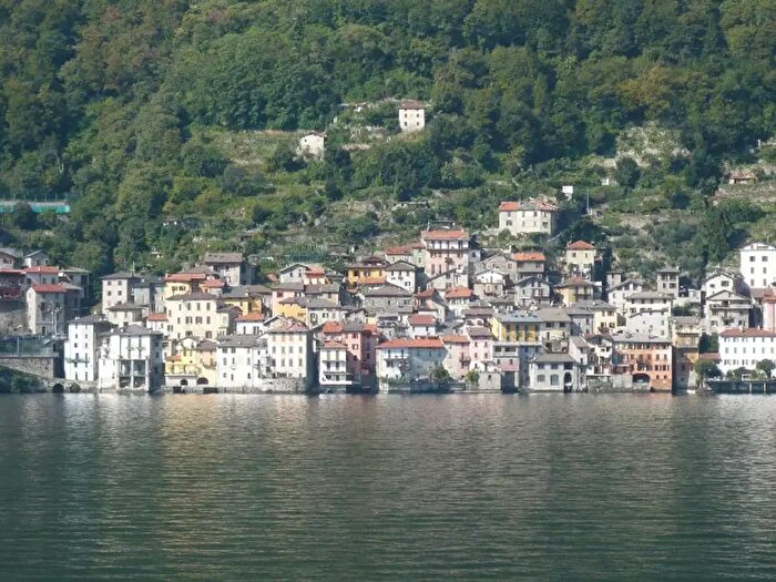 Appartamento trilocale in affitto in Via Castello, Brienno