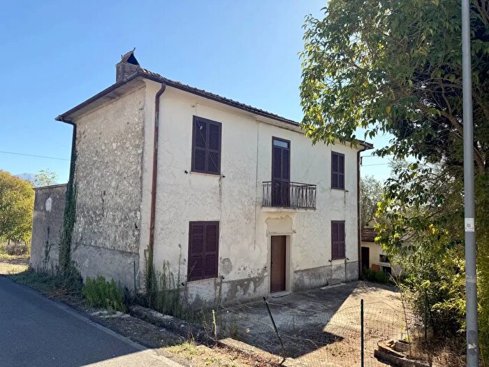 Casa con 6 locali in vendita in Via Colleperello, San Giovanni Incarico