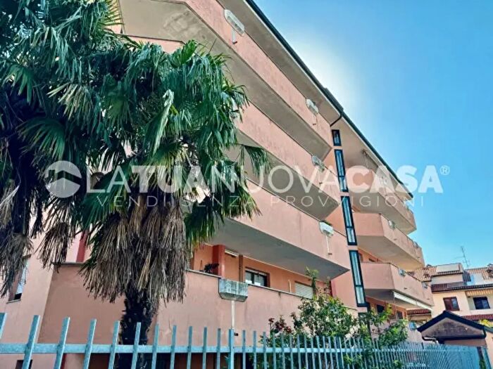 Appartamento trilocale in vendita in Via San Carlo, Bareggio