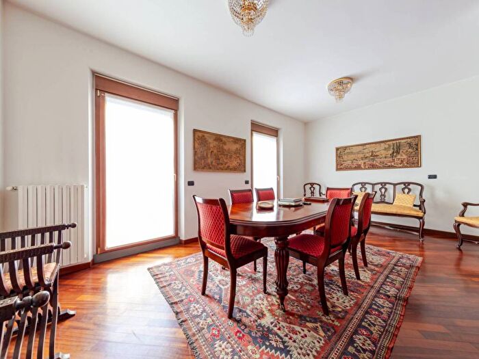 Appartamento trilocale in affitto in Via Pietro Calvi, Piave Tricolore, Milano