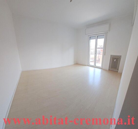 Appartamento trilocale in vendita in Via Garibotti, Cremona