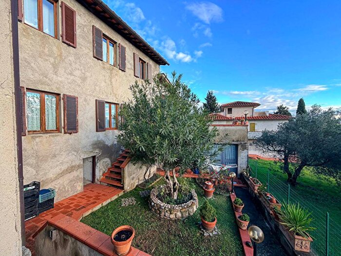 Appartamento con 6 locali in vendita in Piazza Peschi, San Casciano In Val Di Pesa