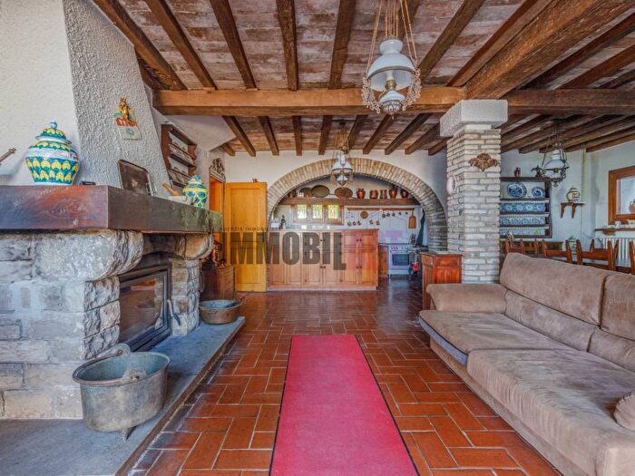 Casa con 6 locali in affitto in LOCALITA' RONCAGLIO CADRAZZOLE, Canossa