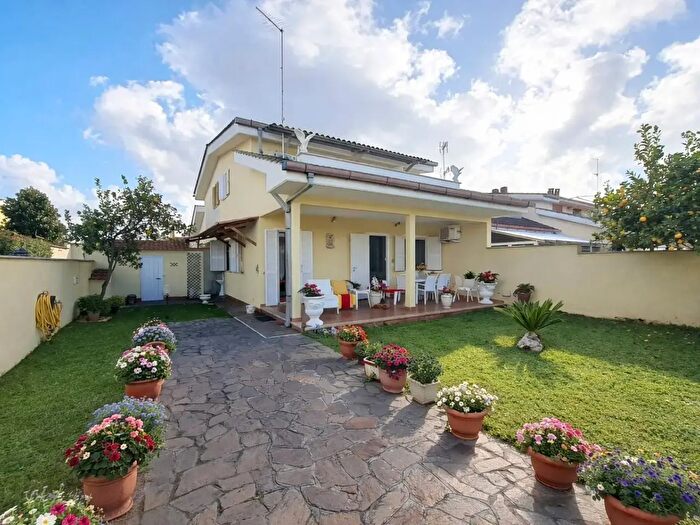 Casa con 8 locali in vendita in Via dei Cipressi dE, Ardea