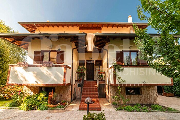 Casa con 8 locali in vendita in Via Tito Schipa, Trezzano Sul Naviglio