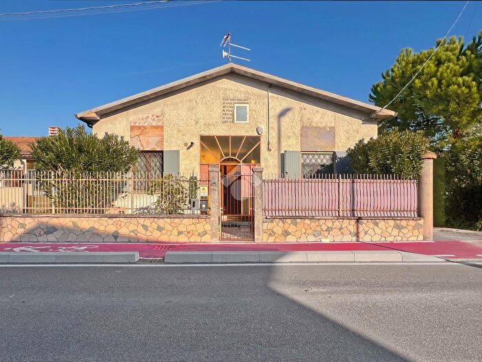 Casa quadrilocale in vendita in Via Cadelferro, Oppeano