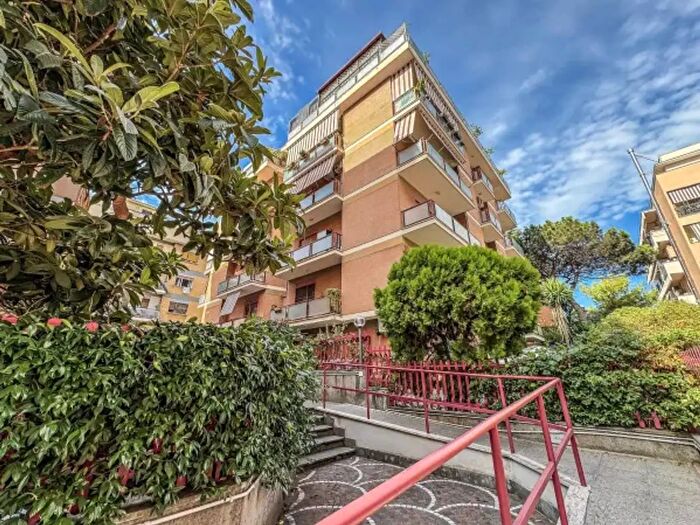 Appartamento trilocale in vendita in Via Federico Paolini, Roma