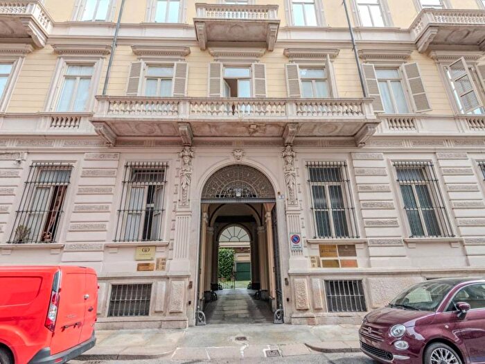 Appartamento con 6 locali in affitto in Via Davide Bertolotti, Piazza Solferino, Torino