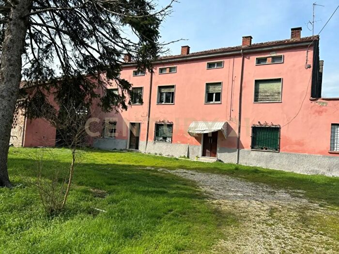 Casa con 20 locali in vendita in Strada Fossato Novo Pedemonta, Ostiglia