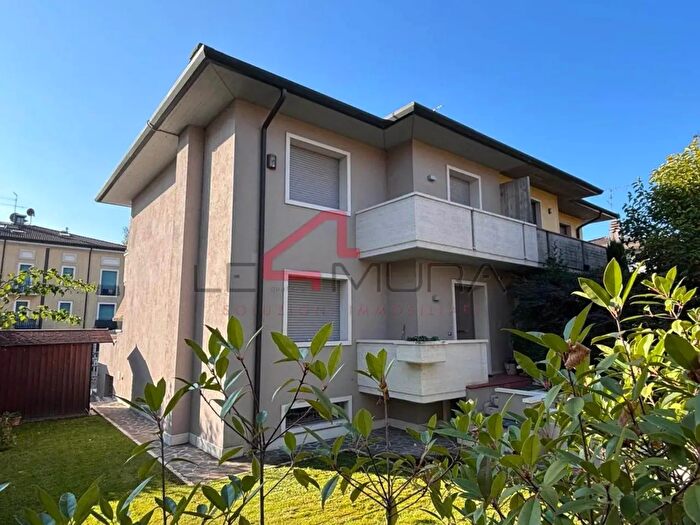 Casa con 8 locali in vendita in Nogara