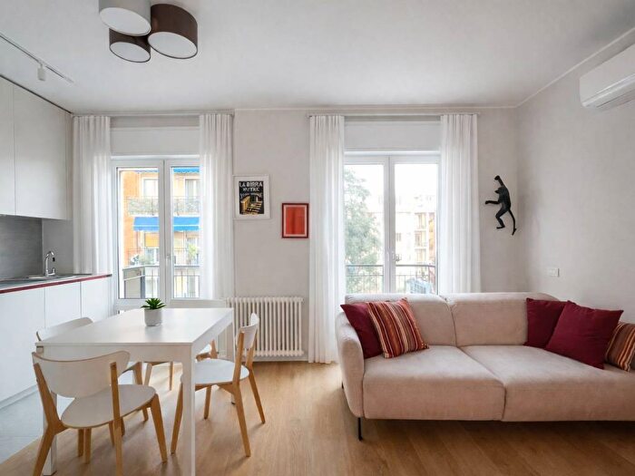 Appartamento trilocale in affitto in Viale Legioni Romane, Primaticcio, Milano