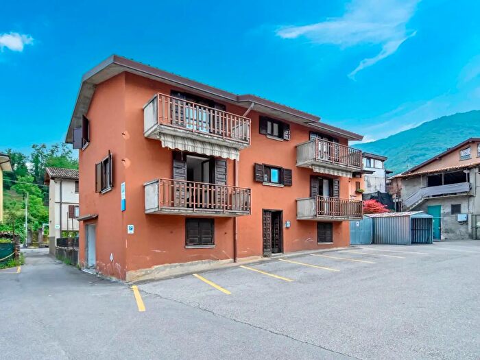 Casa con 6 locali in vendita in Via Casazza, Albino