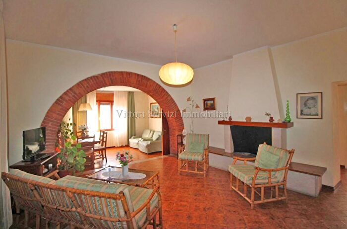 Appartamento quadrilocale in vendita in Piazza Bartalini, Sinalunga