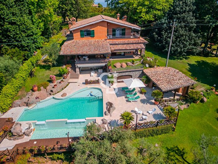 Casa con 14 locali in vendita in Via San Giorgio, Soriano Nel Cimino