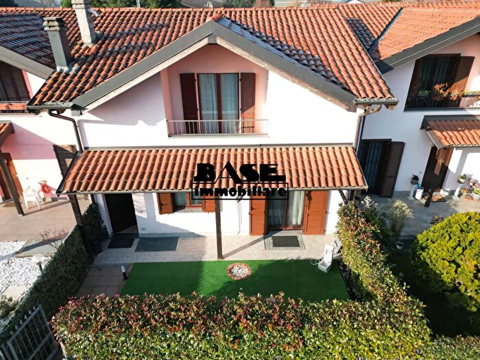 Casa quadrilocale in vendita in Via Monviso, Lomazzo