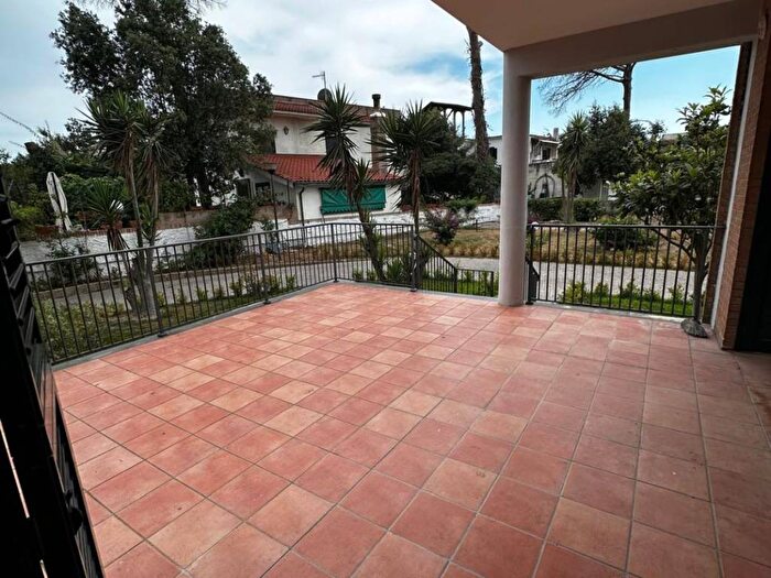 Appartamento quadrilocale in affitto in Viale dei Gelsomini, Pinetamare, Castel Volturno