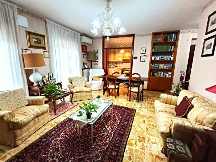 Appartamento con 5 locali in vendita in Via B Croce Snc, Vasanello