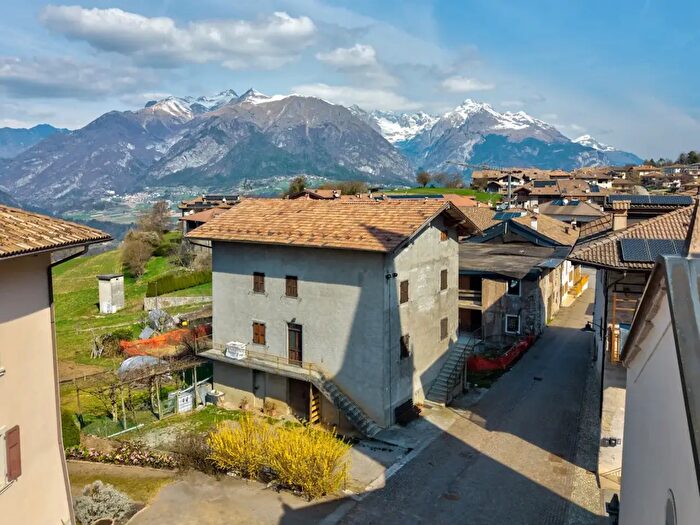 Casa con 7 locali in vendita in Frazione Lundo, Comano Terme