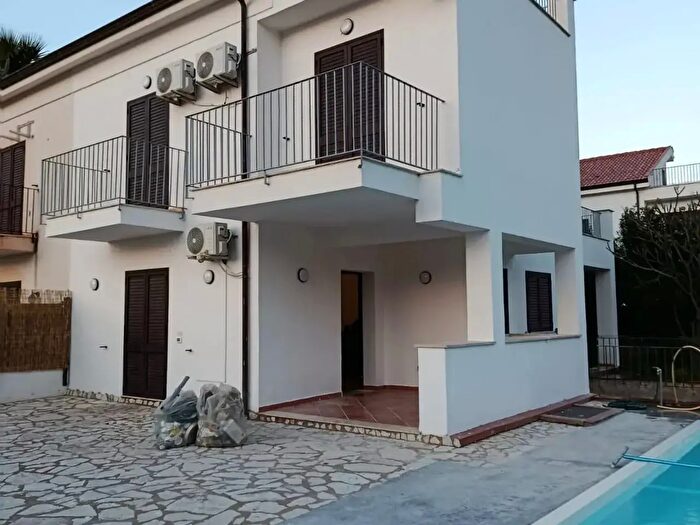 Casa con 10 locali in vendita in Via Milioti, Carini