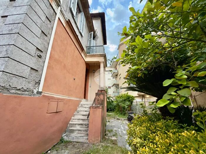 Appartamento quadrilocale in vendita in Viale Gottardo, Roma