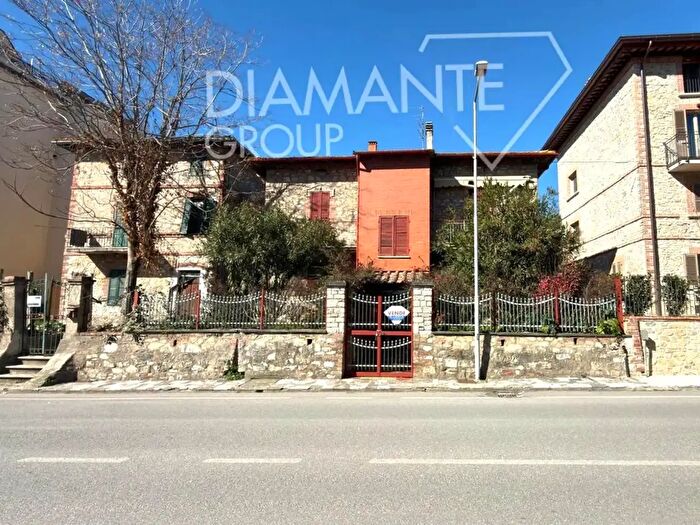 Casa con 9 locali in vendita in Castiglione Del Lago