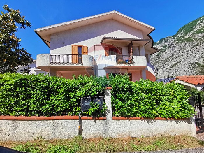 Casa con 8 locali in vendita in Viale Maiella, Fara San Martino