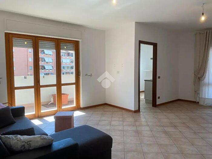 Appartamento quadrilocale in affitto in Appartamento Via Rondoni, Roma