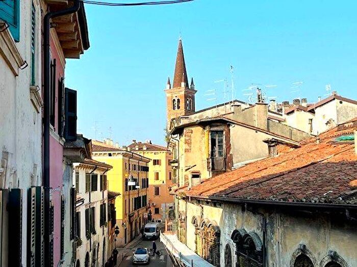 Appartamento con 5 locali in affitto in Veronetta, Verona