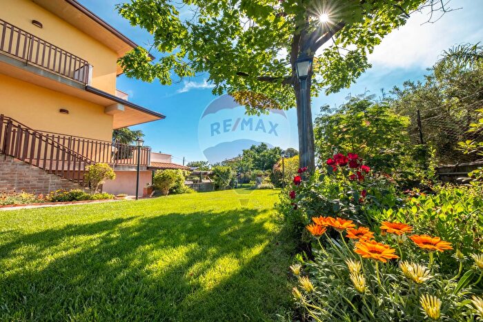 Casa con 10 locali in vendita in Via Magenta, Mascalucia