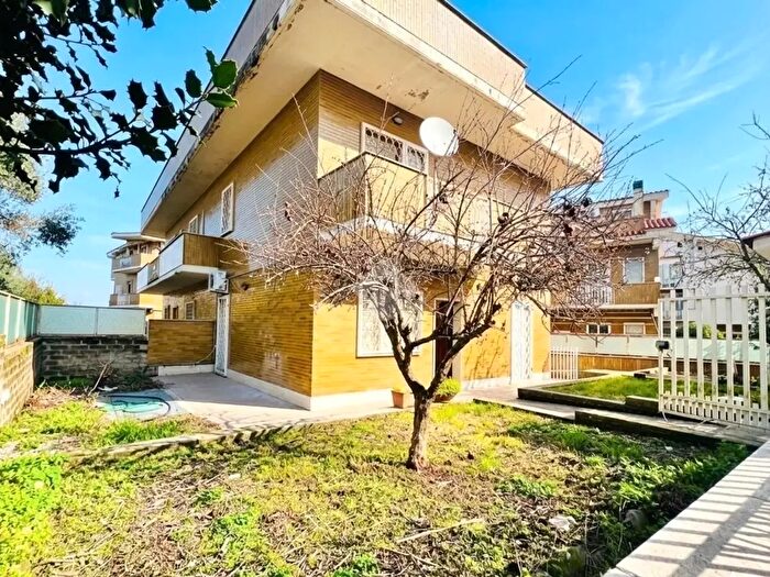 Casa con 5 locali in vendita in Via Barbaresco, Roma