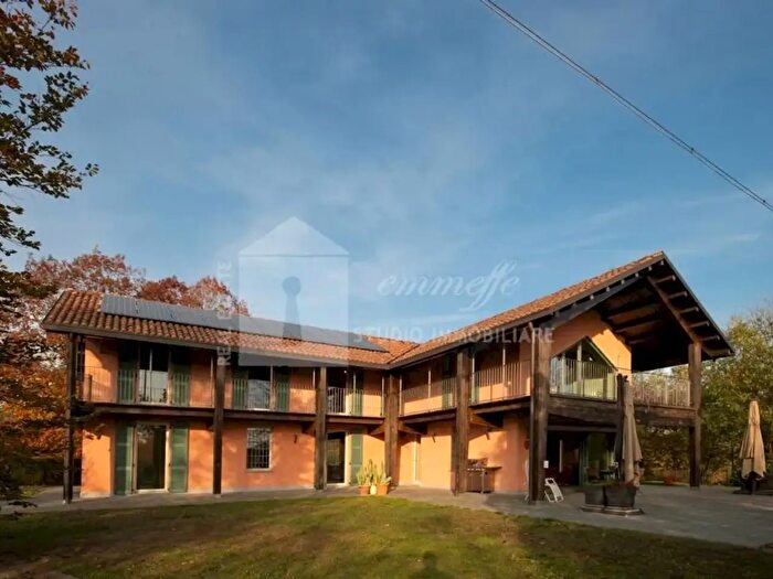 Casa con 11 locali in vendita in Via Montemarzo, Azzano DAsti