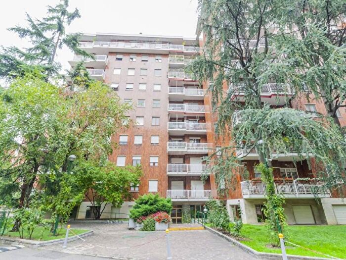 Appartamento con 5 locali in vendita in Viale San Gimignano, Bande Nere Inganni, Milano